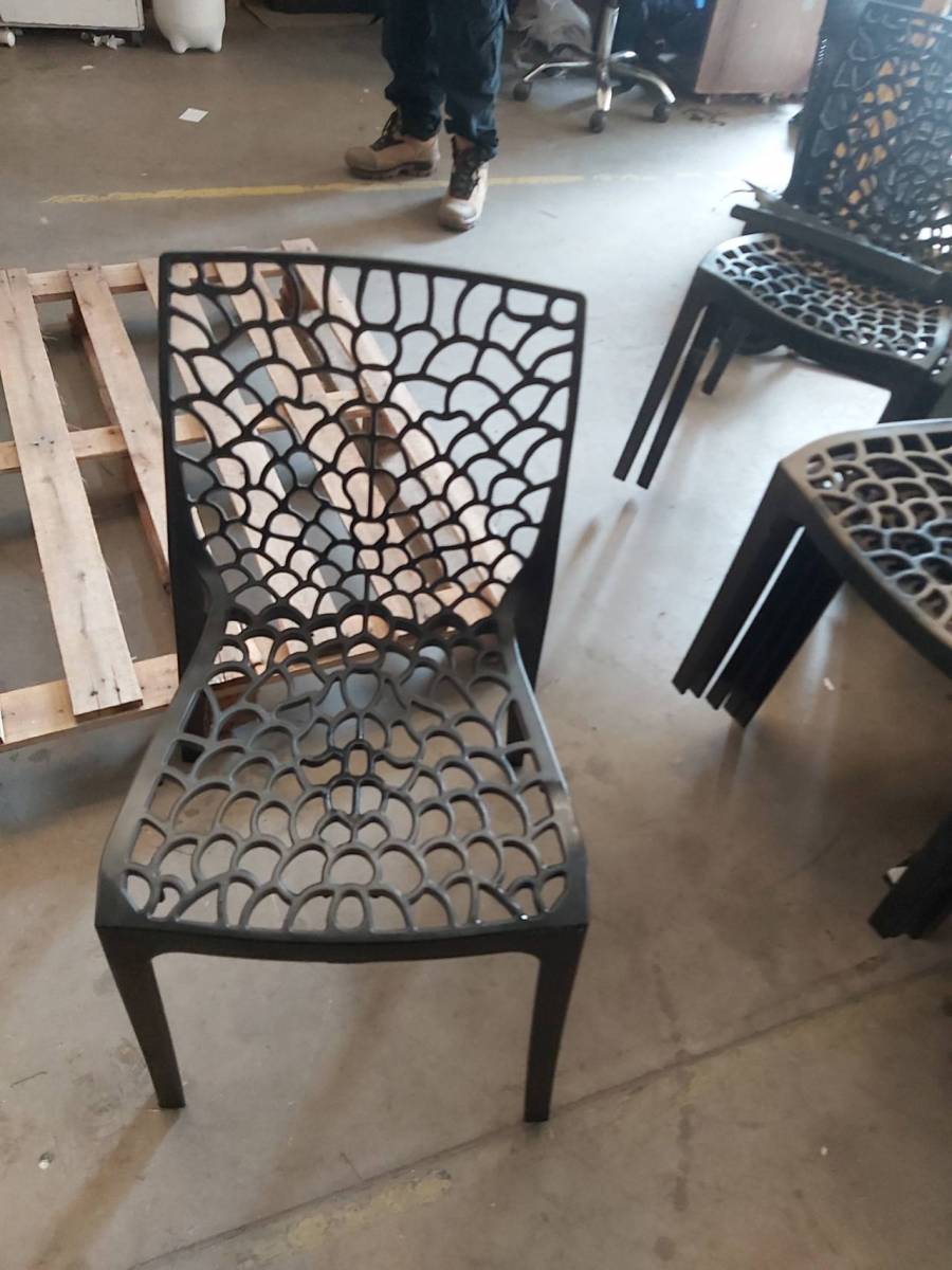 Cadeira plástica com design vazado decorativo