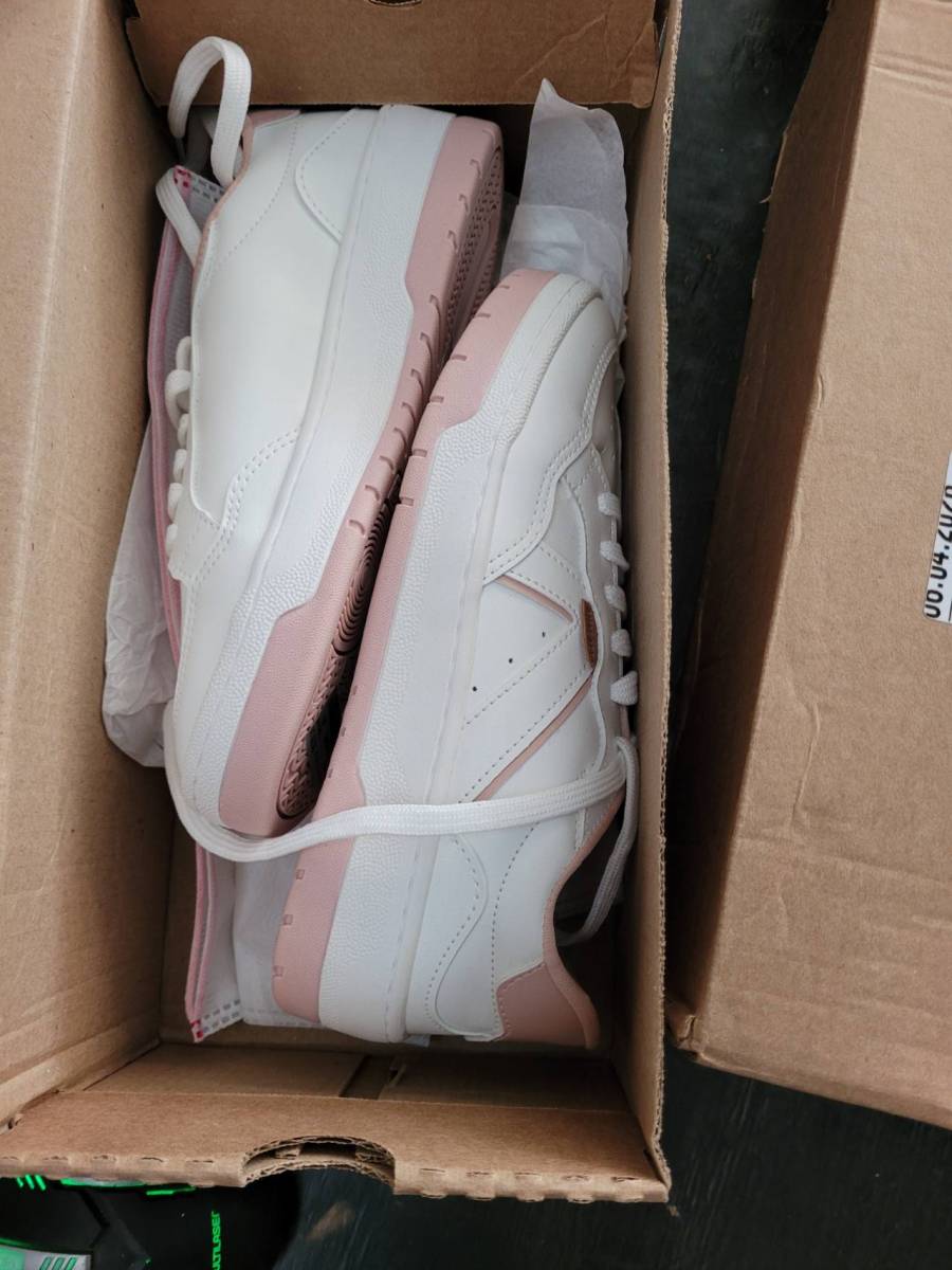 Tênis feminino branco com detalhes em rosa claro