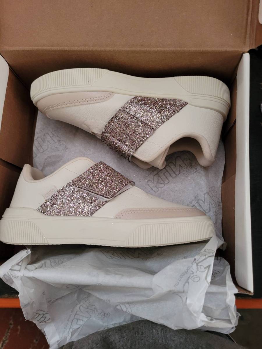 Tênis feminino casual com detalhe em glitter