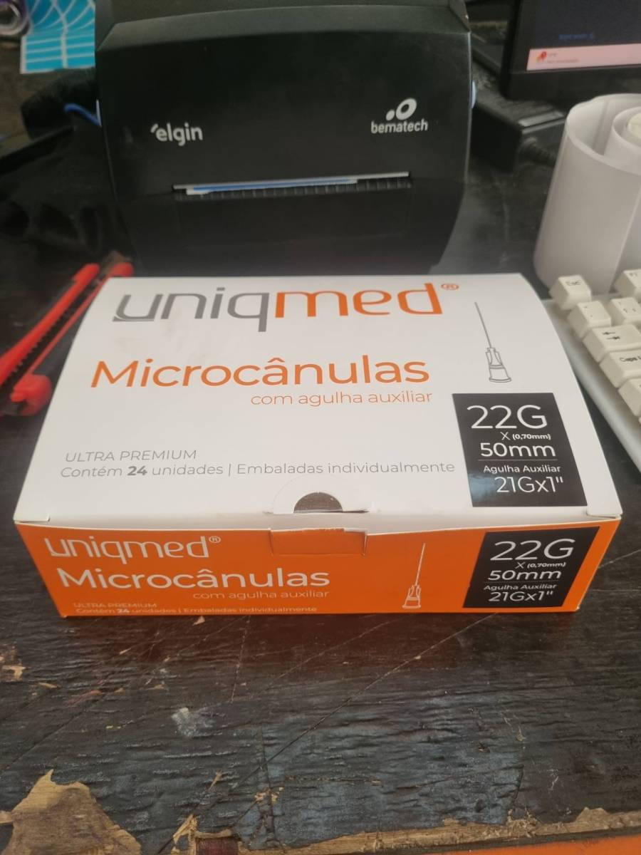 Microcânulas com agulha auxiliar