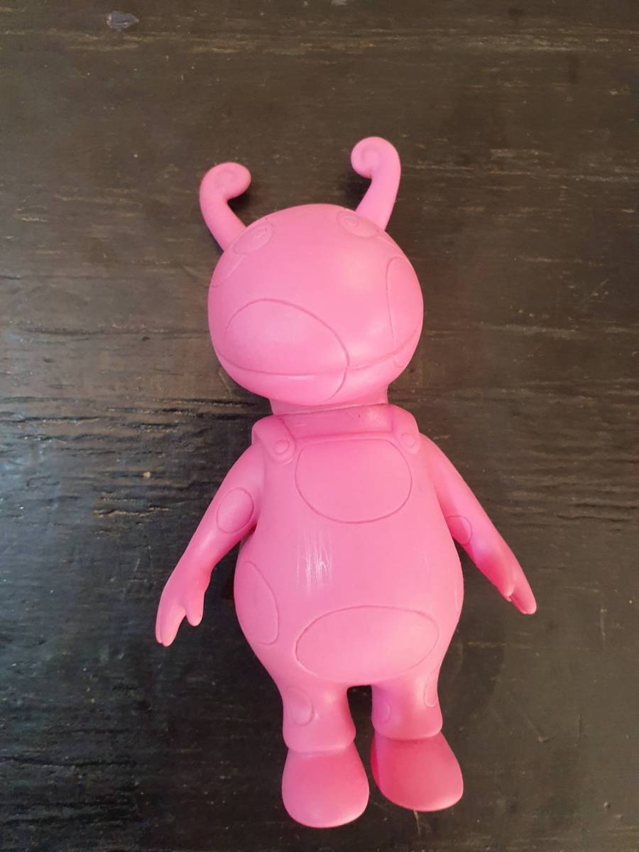 Boneco de brinquedo rosa em formato de inseto/alienígena