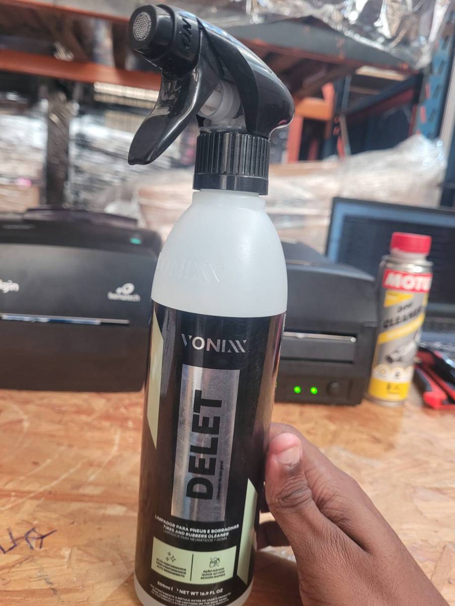 Limpador para pneus e borrachas