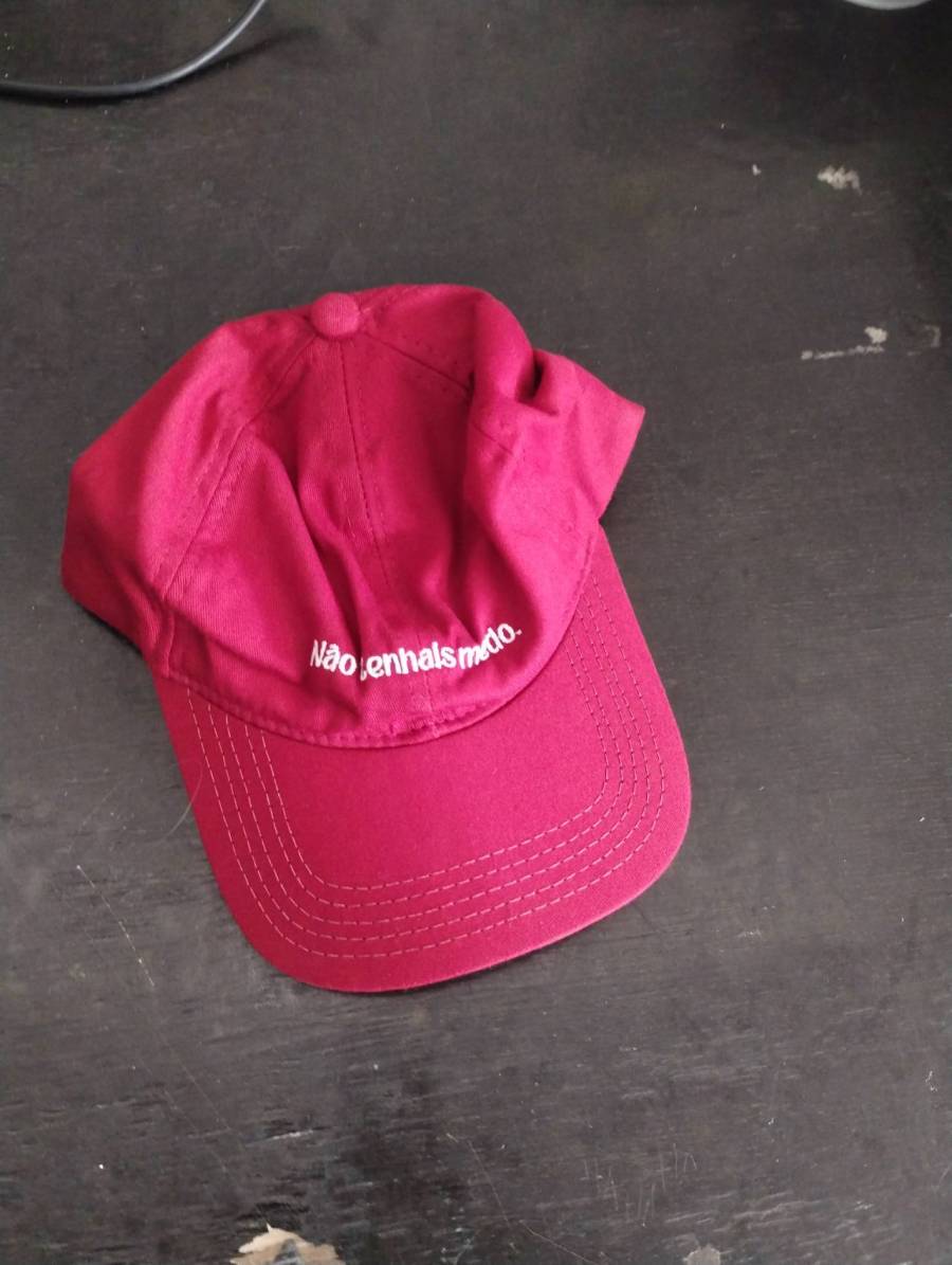 Boné vermelho com bordado branco