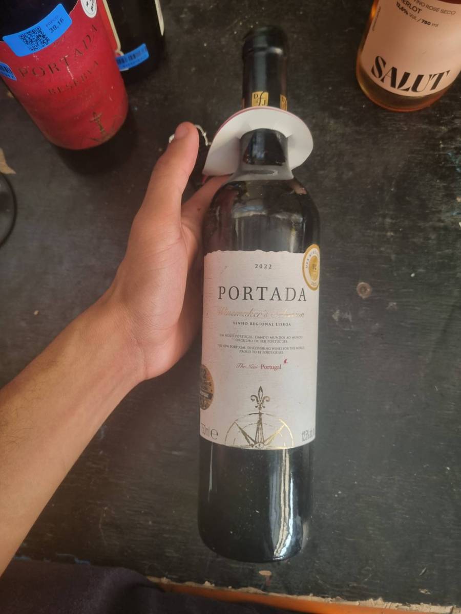 Vinho tinto meio seco Portada