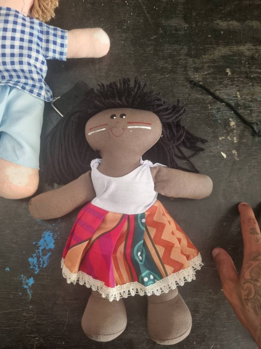 Boneca de pano artesanal com vestido colorido