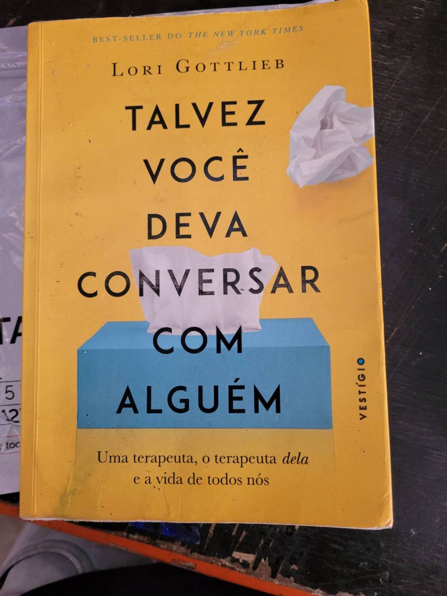 Livro 'Talvez Você Deva Conversar com Alguém'