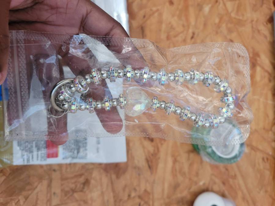 Pulseira de contas prateadas com detalhes brilhantes e pingente de coração