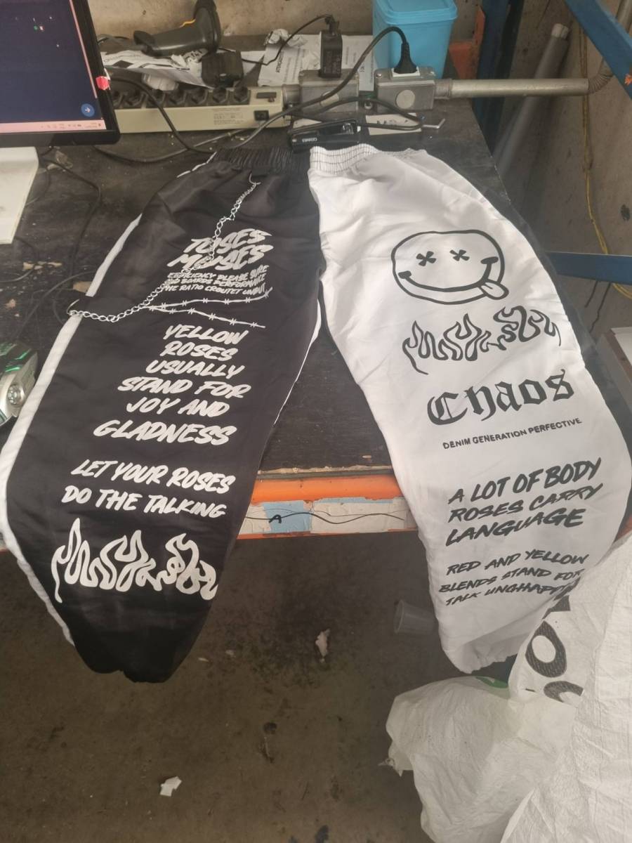 Calça jogger com estampa gráfica