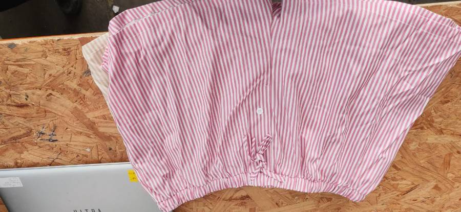 Blusa feminina listrada rosa e branca com amarração frontal
