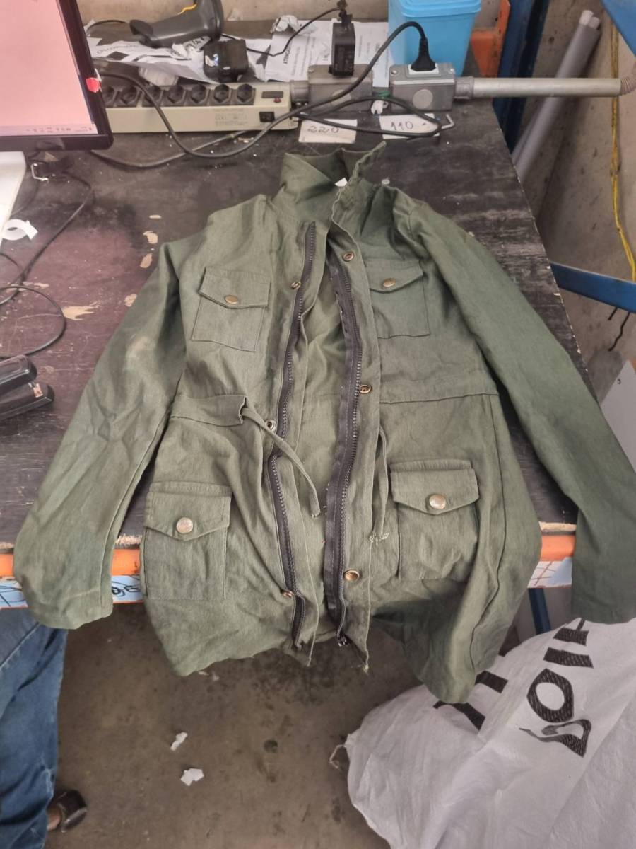 Jaqueta masculina com bolsos frontais e zíper