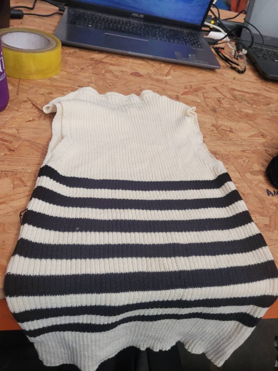 Blusa feminina de tricô sem mangas com gola alta