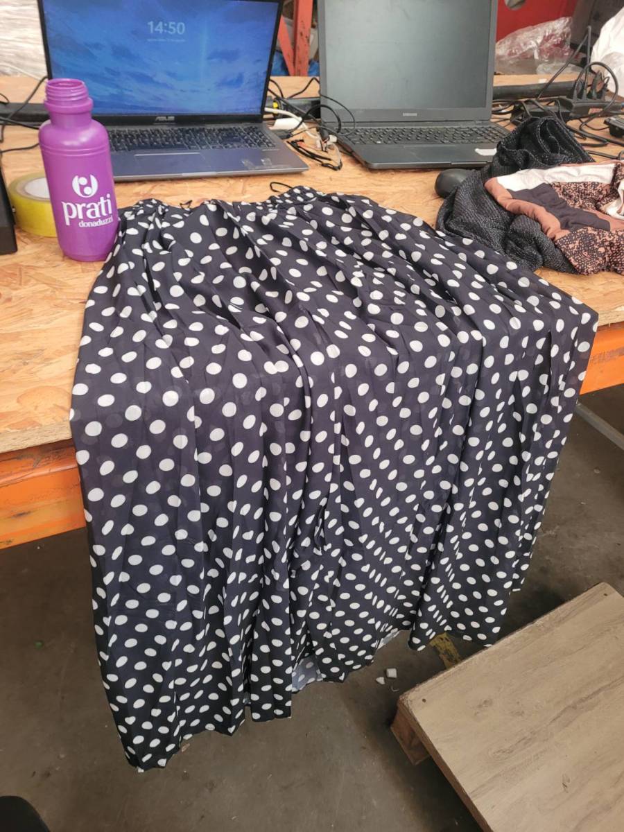 Saia plissada com estampa de bolinhas brancas