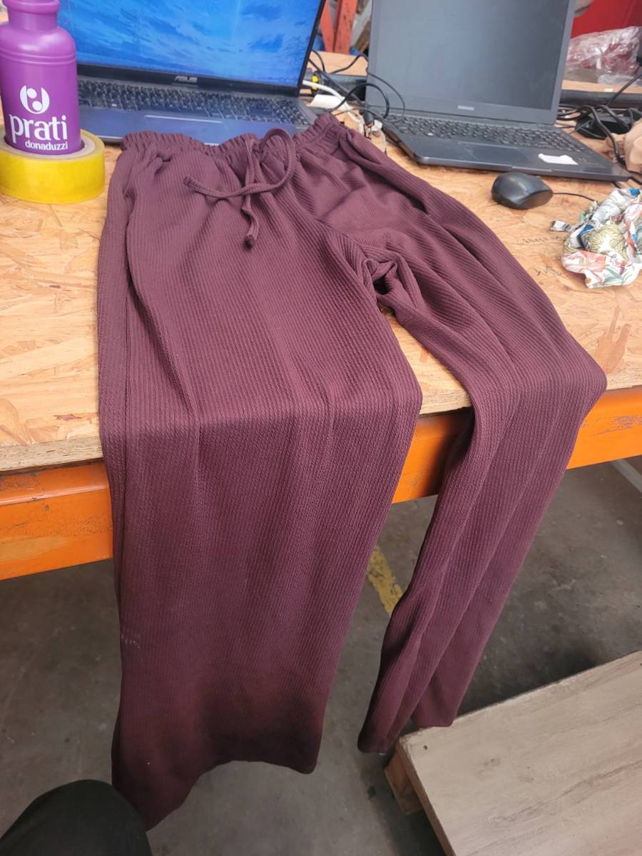 Calça feminina de tecido canelado com cordão na cintura