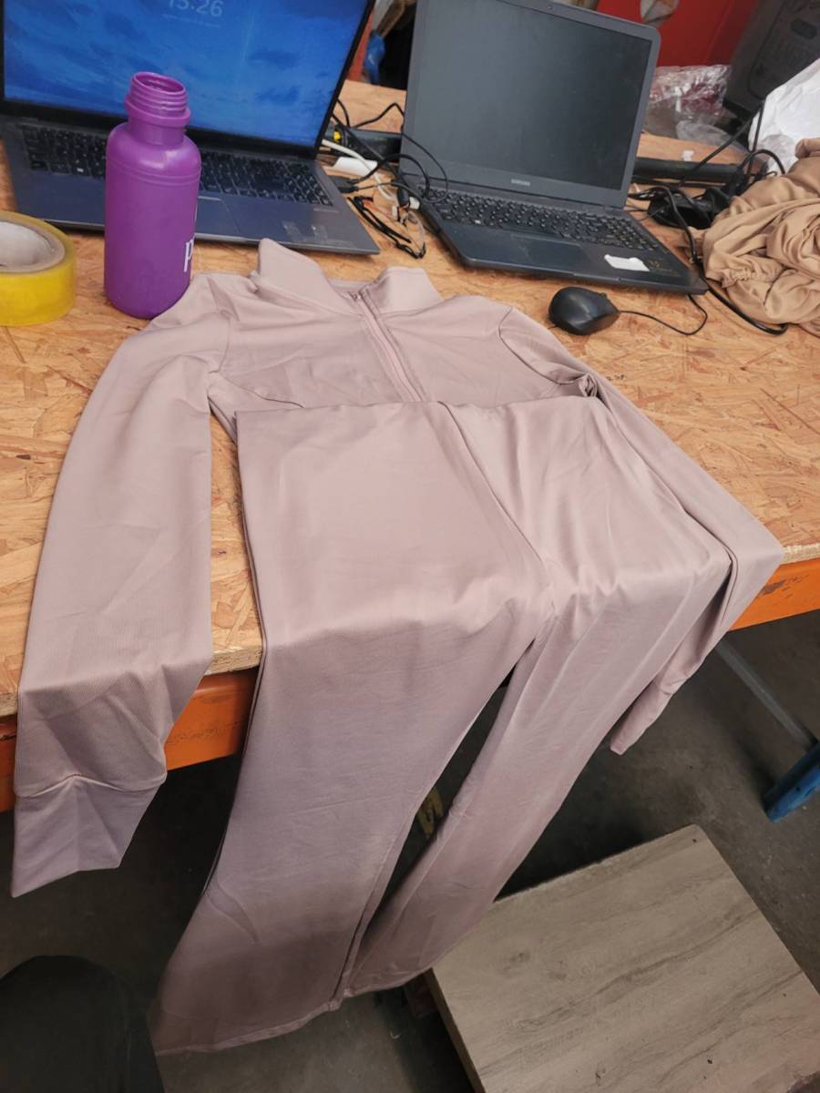 Conjunto feminino de roupa esportiva com calça e jaqueta com zíper