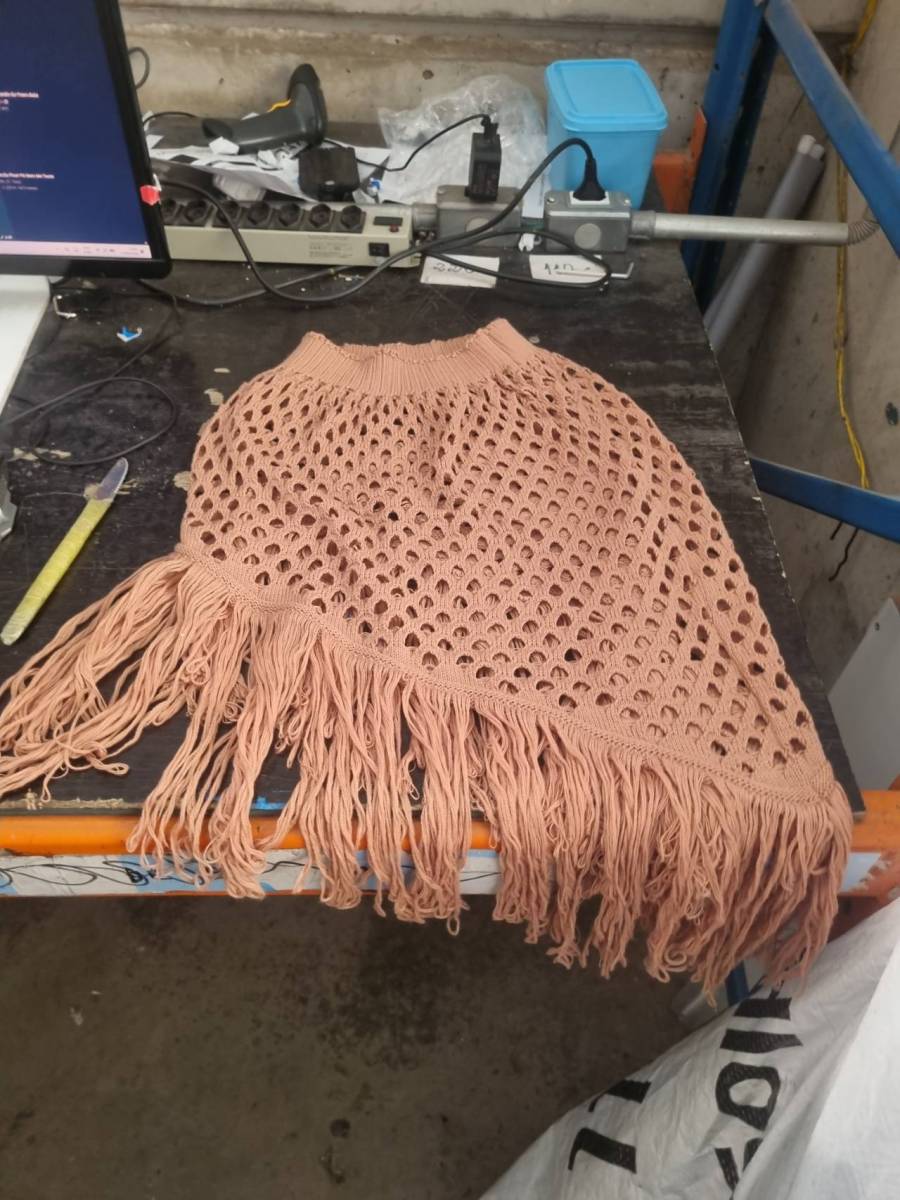 Poncho ou capa de tricô com franjas