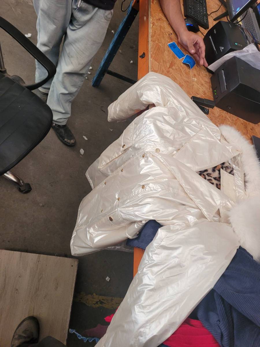 Casaco feminino acolchoado com capuz e detalhes em pele sintética