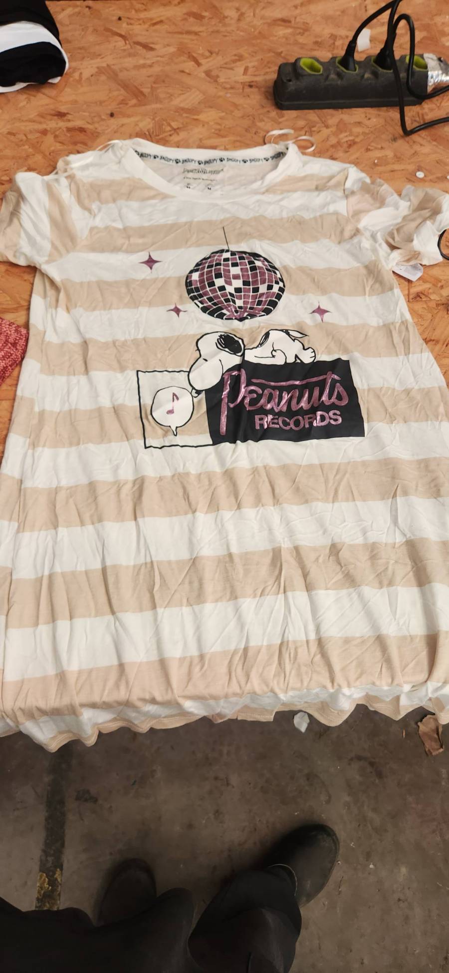 Camiseta feminina listrada com estampa Snoopy