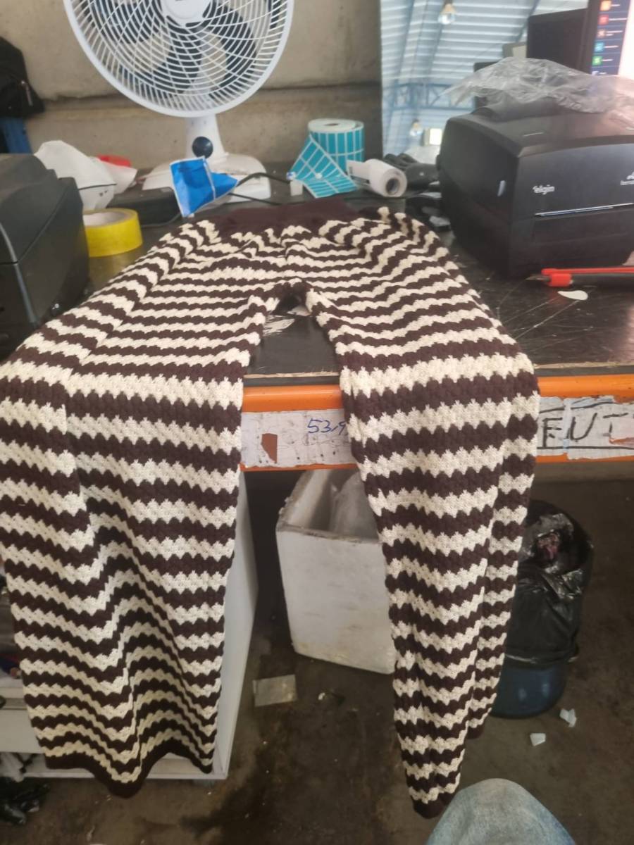 Calça de tricô feminina listrada