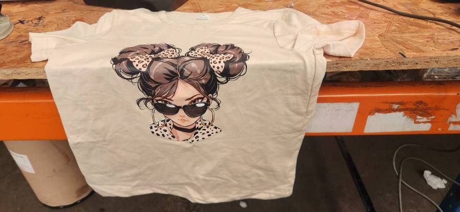 Camiseta infantil feminina com estampa de personagem