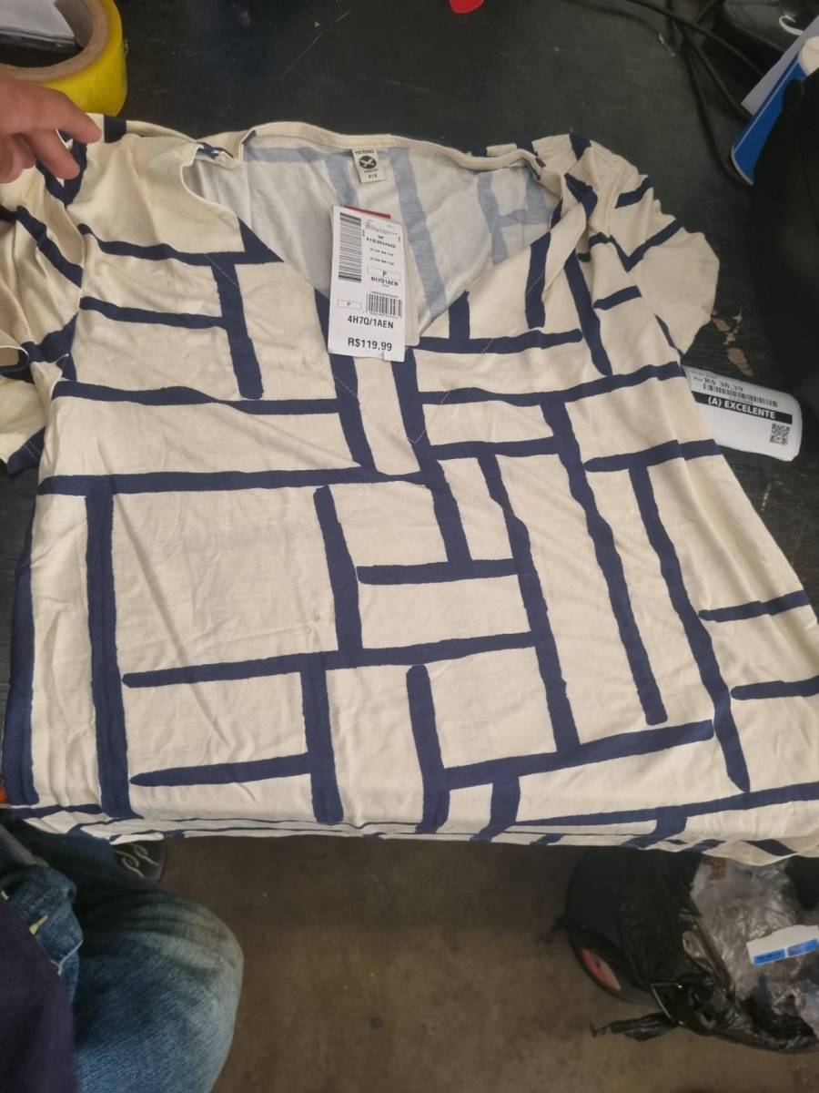 Camiseta feminina com estampa geométrica