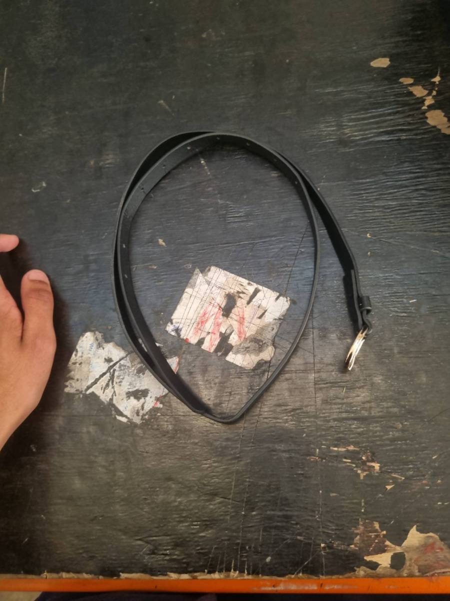 Cinto de couro preto com fivela metálica