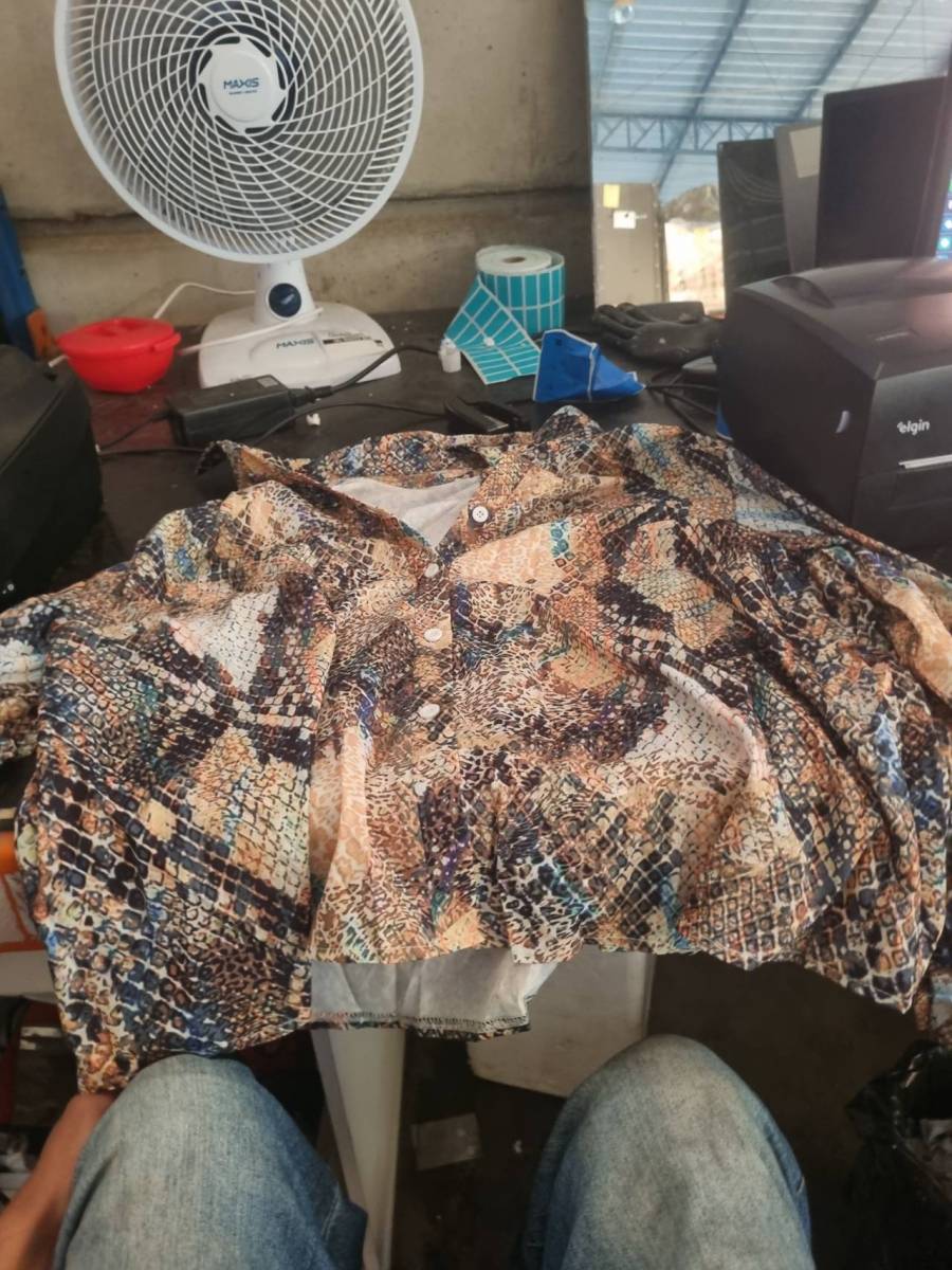 Camisa feminina com estampa animal print