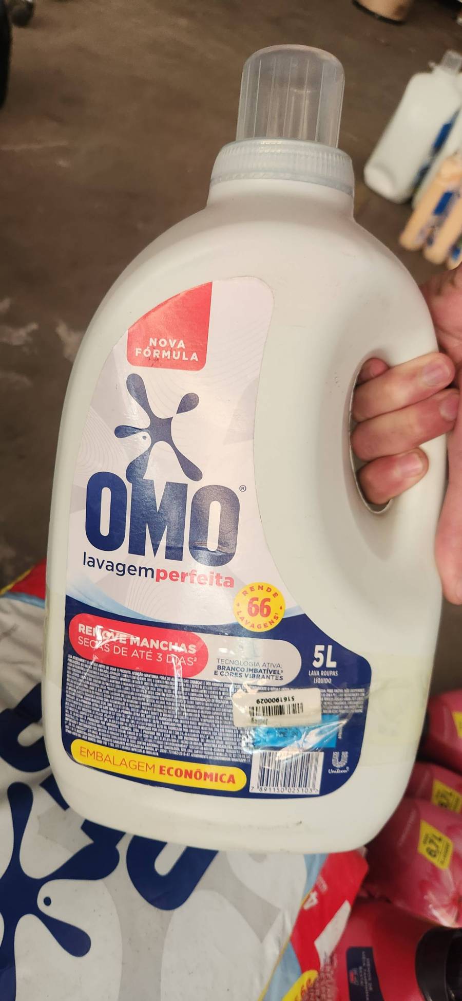 Detergente líquido para roupas OMO lavagem perfeita