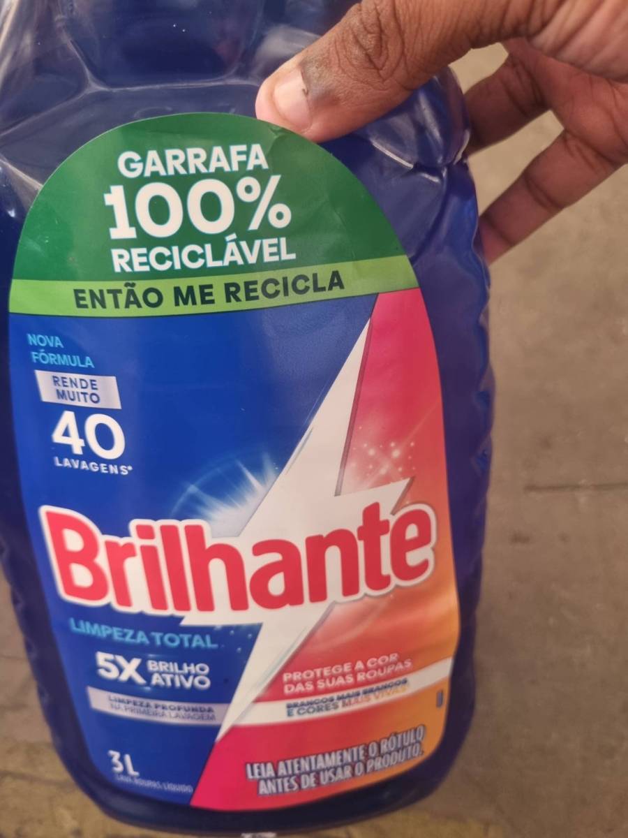 Detergente líquido para roupas Brilhante