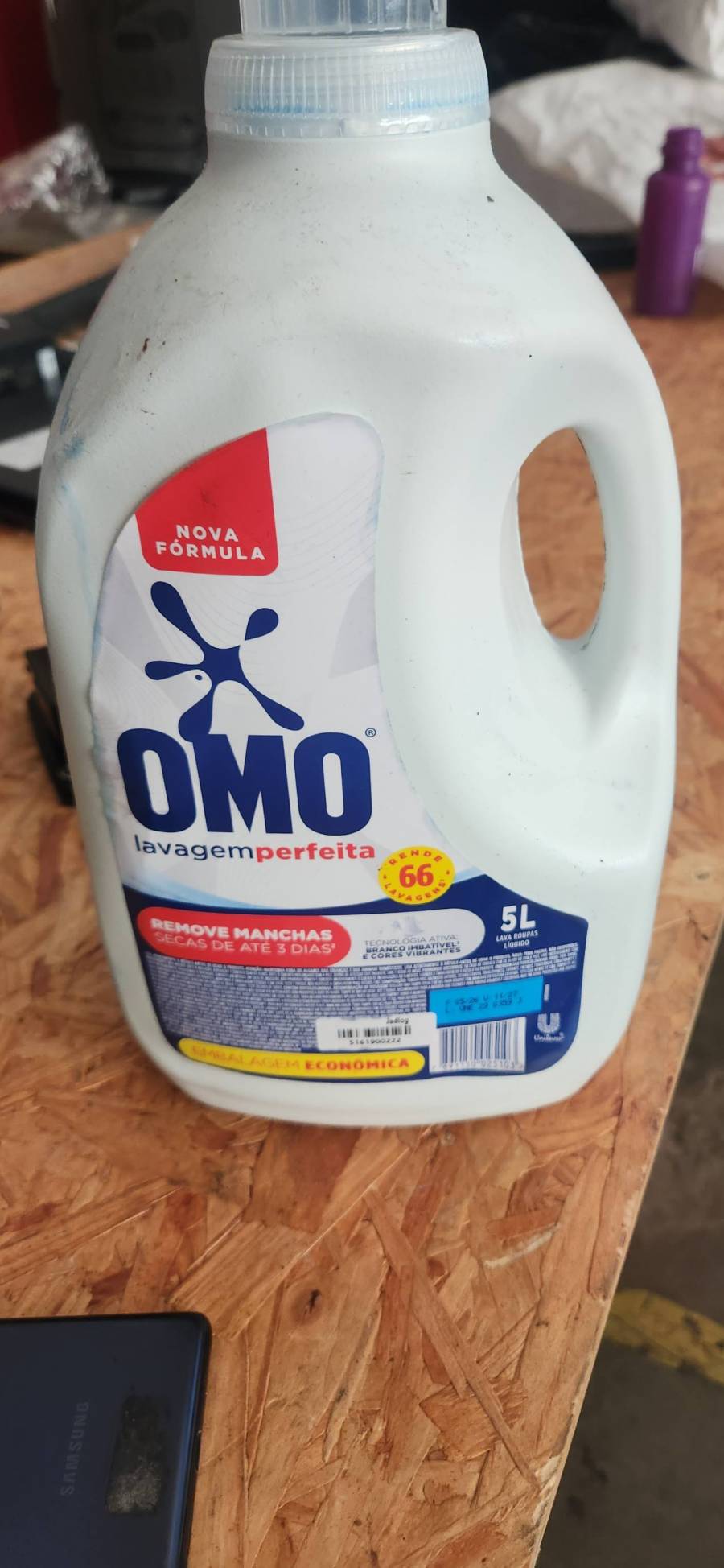 Detergente líquido para roupas OMO lavagem perfeita