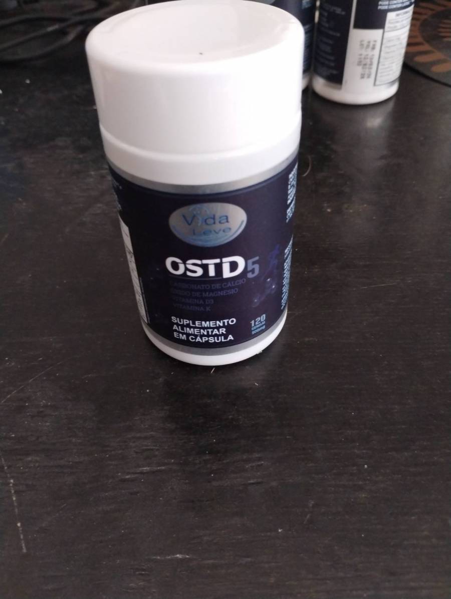 Suplemento alimentar em cápsula com carbonato de cálcio, óxido de magnésio, vitamina D3 e vitamina K
