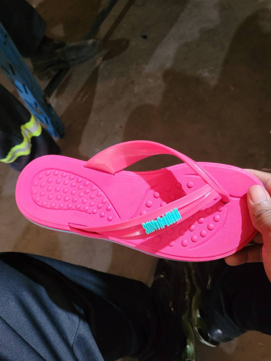 Chinelo feminino com massageador