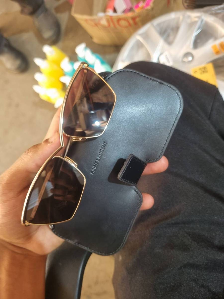 Óculos de sol com estojo