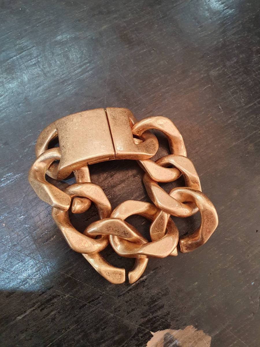 Pulseira de metal com elos grandes