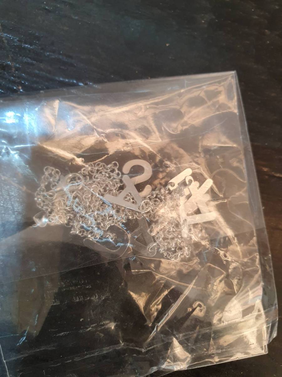 Colar com pingentes de letras em metal prateado