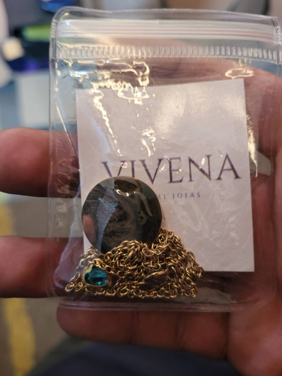 Colar com pingente e pedra azul
