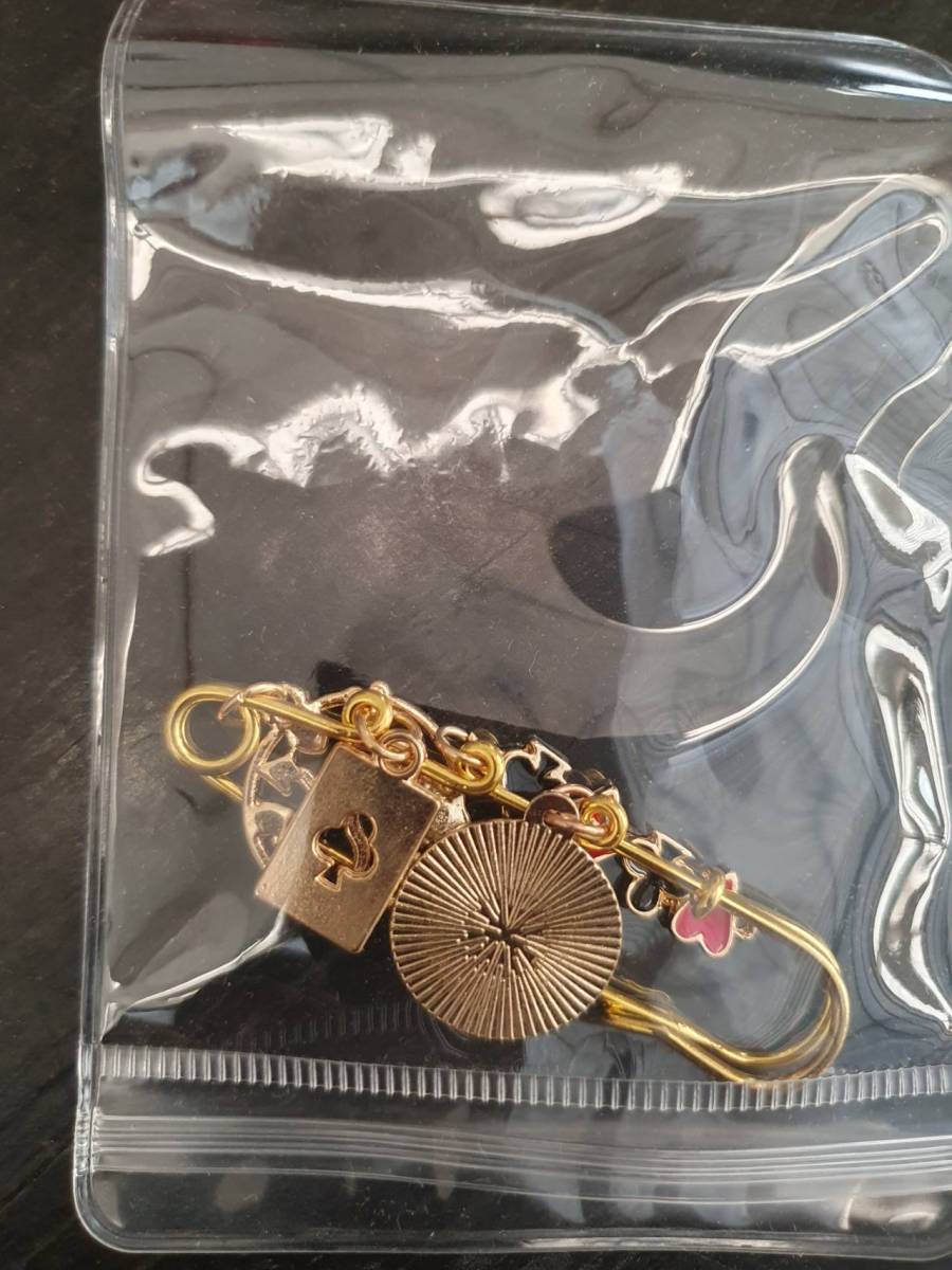 Pulseira com pingentes variados