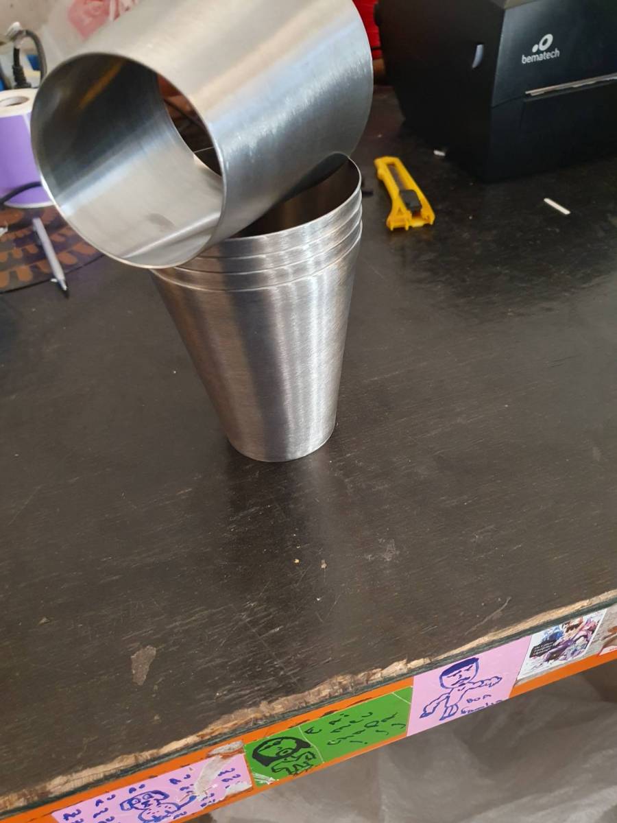Conjunto de copos sem fundo empilháveis de inox