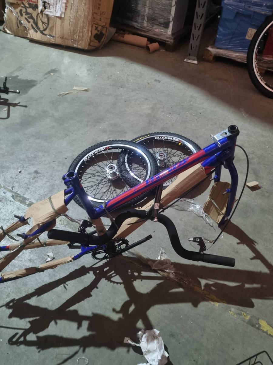 Quadro e rodas de bicicleta BMX desmontados