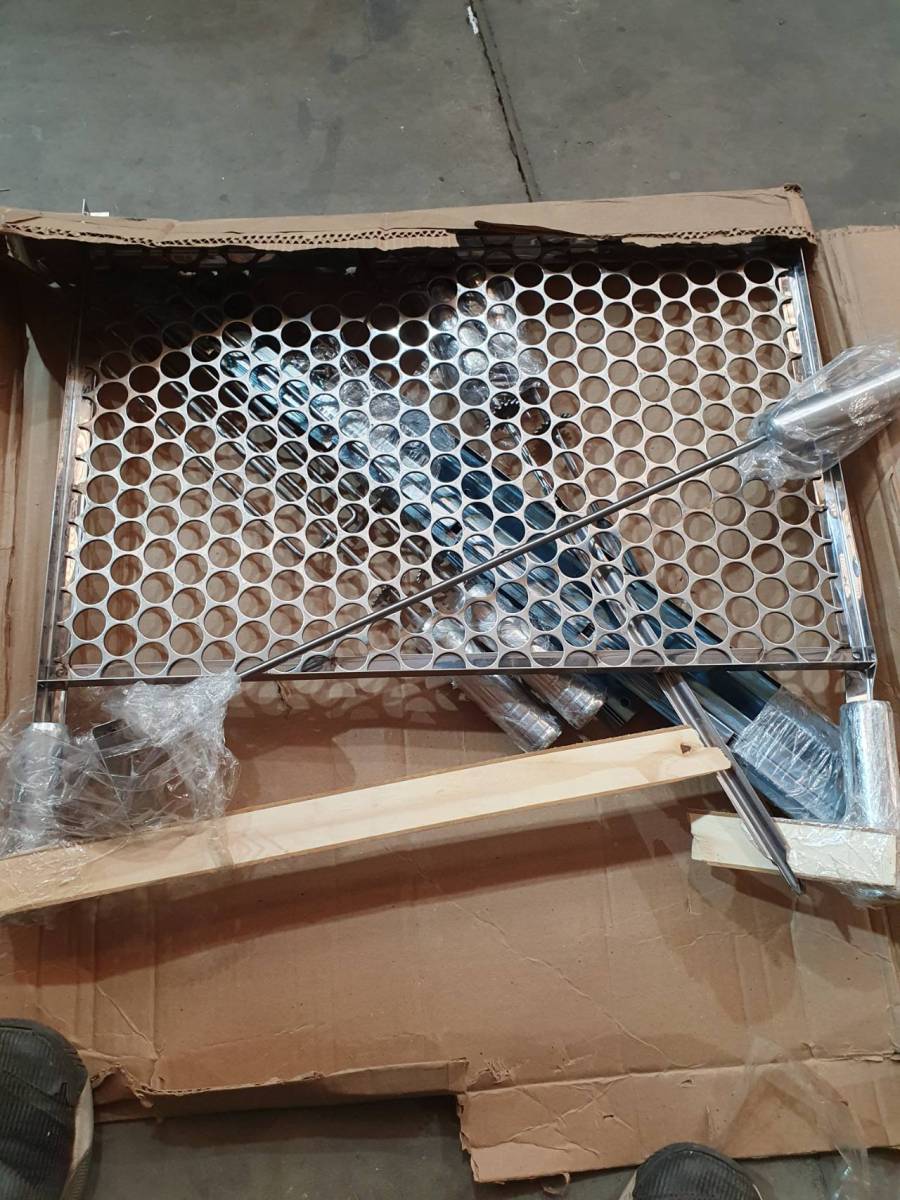 Churrasqueira portátil de inox com espetos