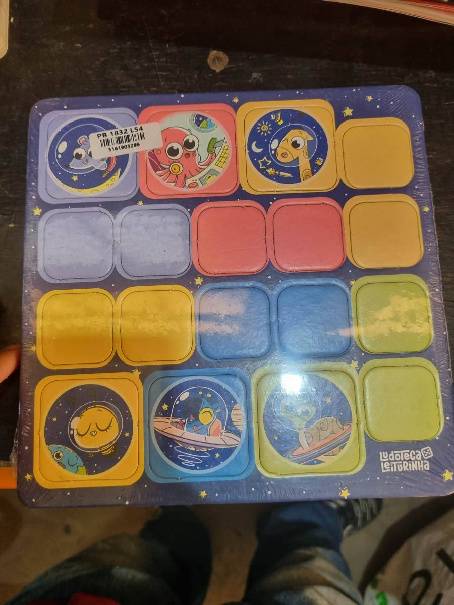Jogo educativo de memória com tema espacial