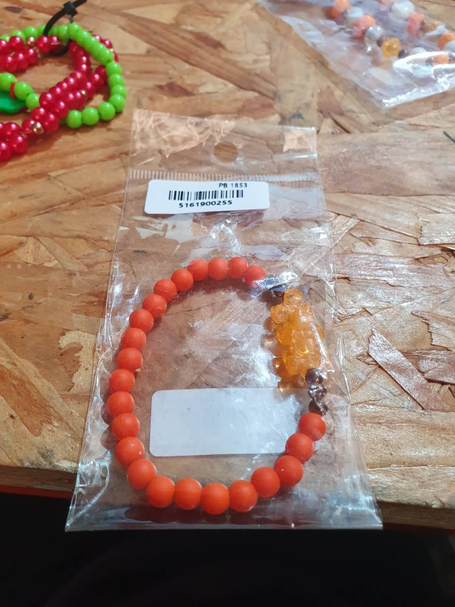 Pulseira de contas laranja com detalhe âmbar