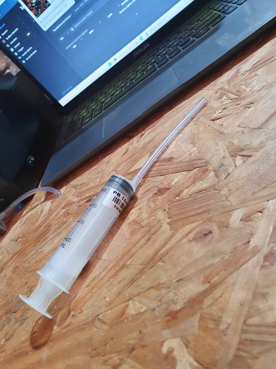 Seringa plástica com tubo flexível