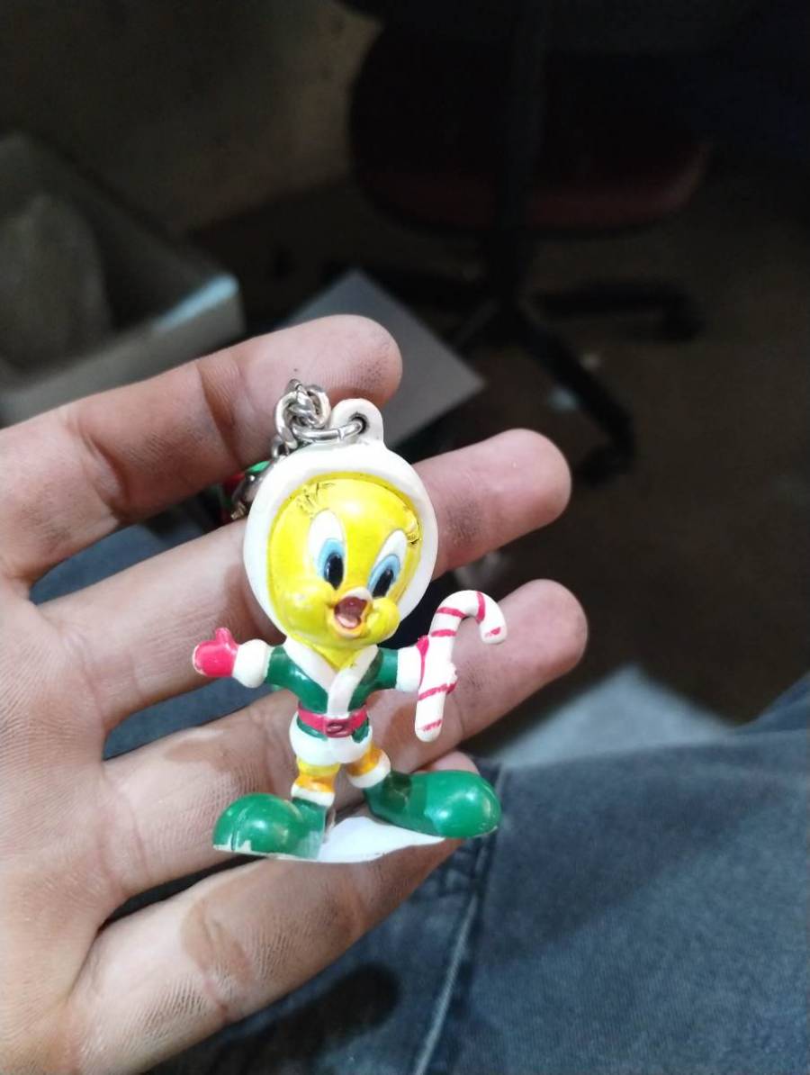 Chaveiro de personagem Looney Tunes (Piu-Piu) com roupa natalina e bengala doce