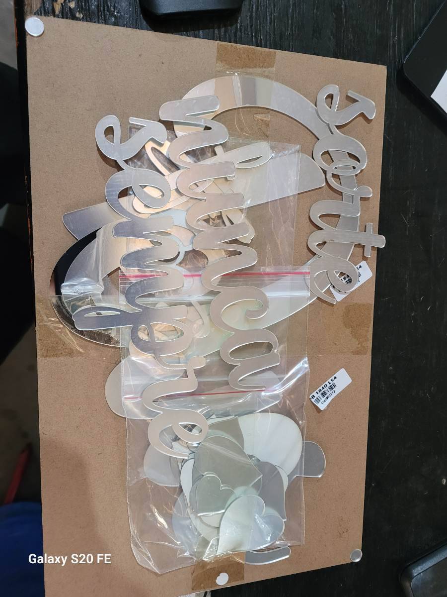 Kit decoração espelhada com palavras e corações