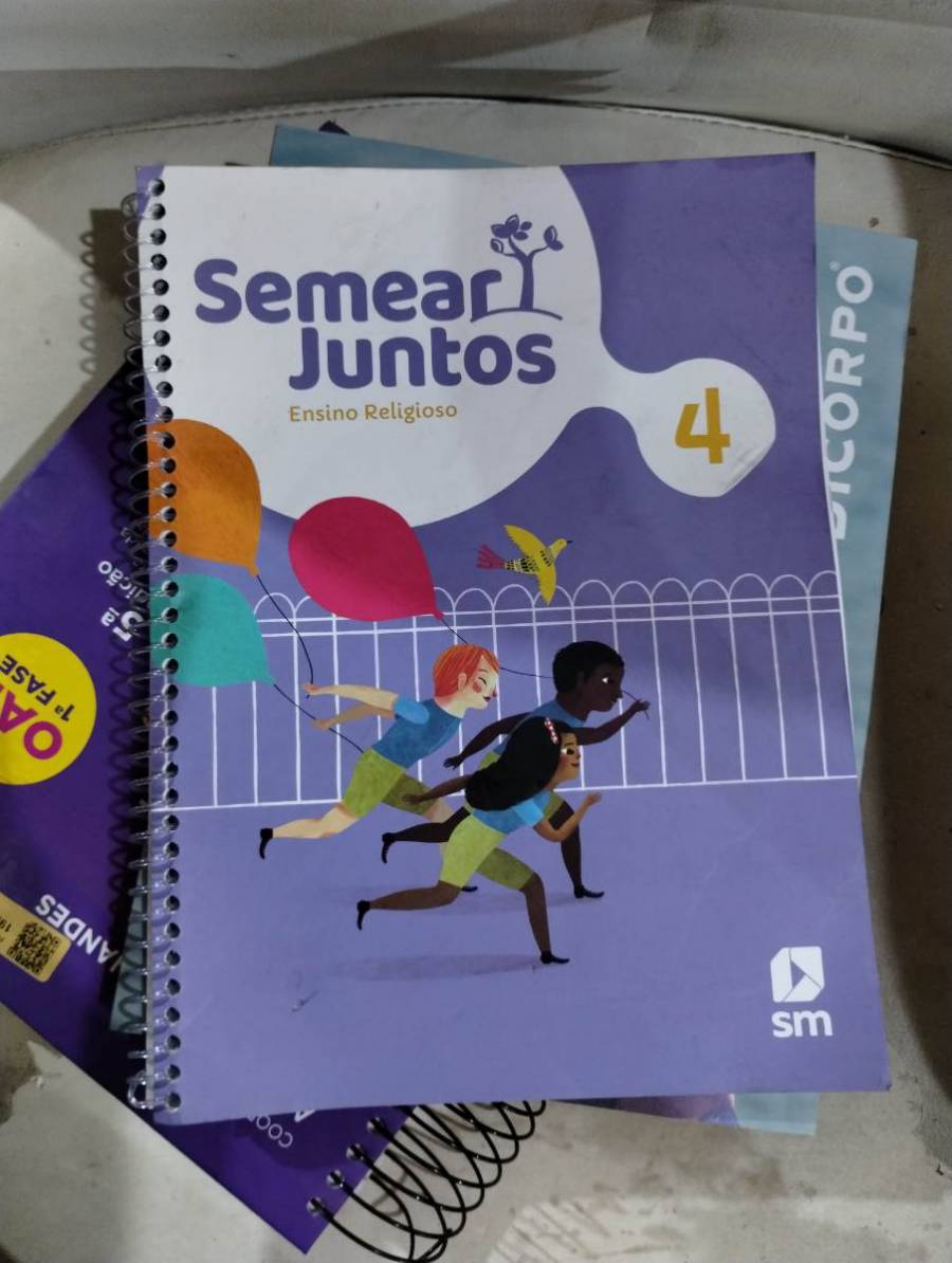Livro didático espiralado 'Semear Juntos 4' de Ensino Religioso