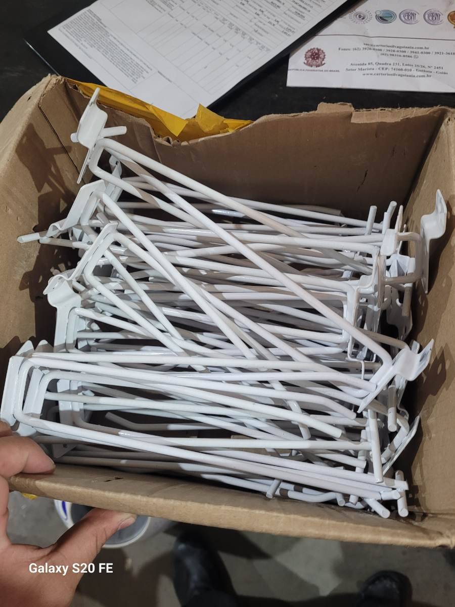 Suporte metálico branco para prateleira