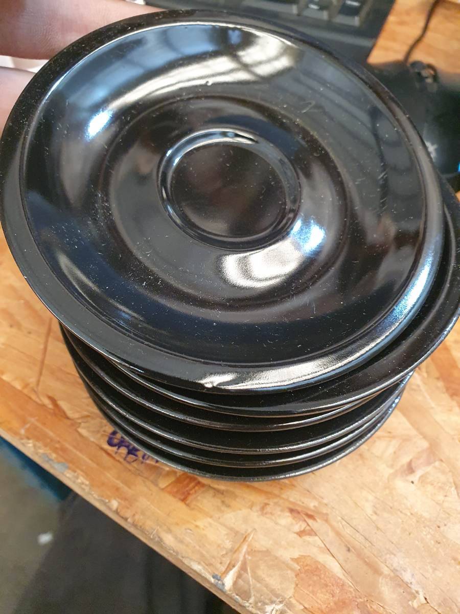 Pratos de cerâmica ou porcelana pretos