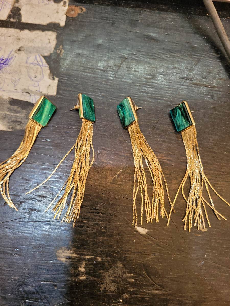 Brincos femininos com pedra verde e franjas douradas