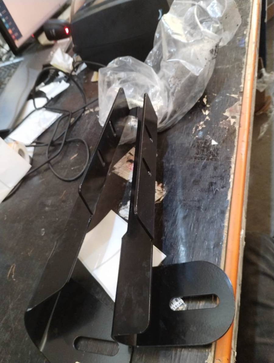 Suporte metálico preto para equipamentos