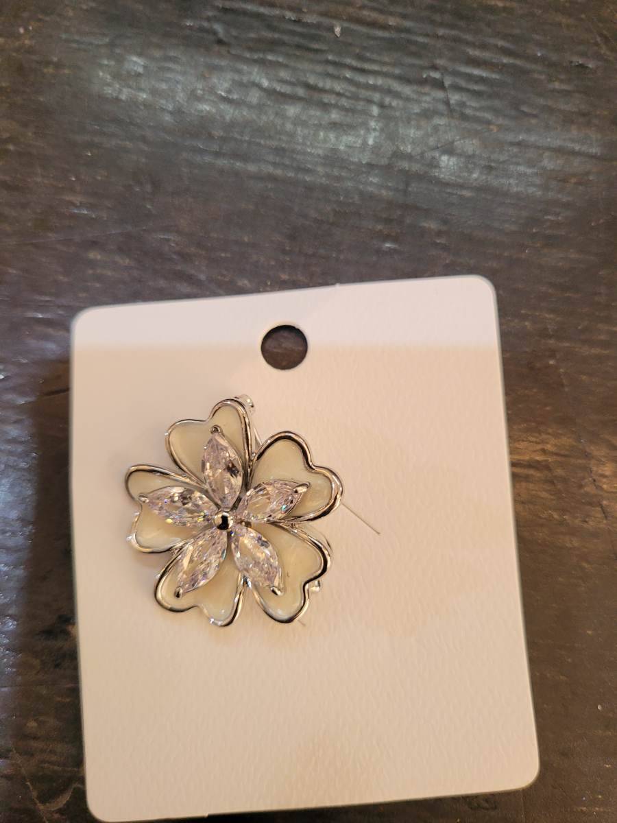 Broche flor com pedras brilhantes